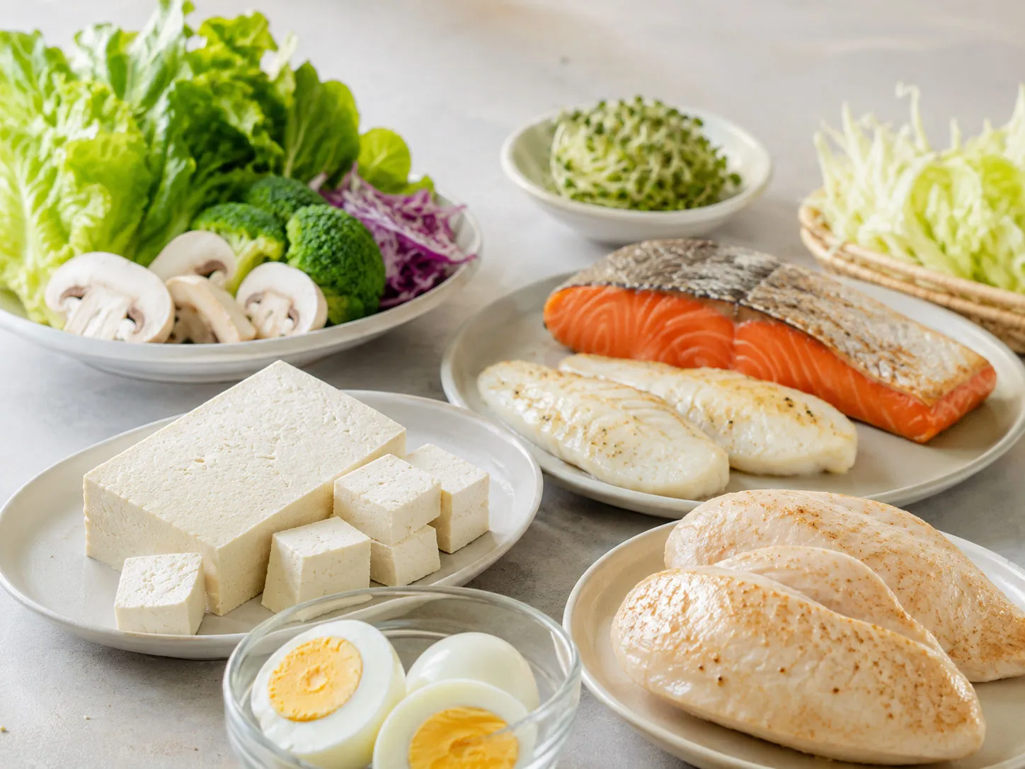 두부, 달걀, 생선, 닭가슴살처럼 신선한 단백질 식품으로 대체하면 가공육 섭취를 줄이면서도 균형 잡힌 식단을 꾸릴 수 있다.