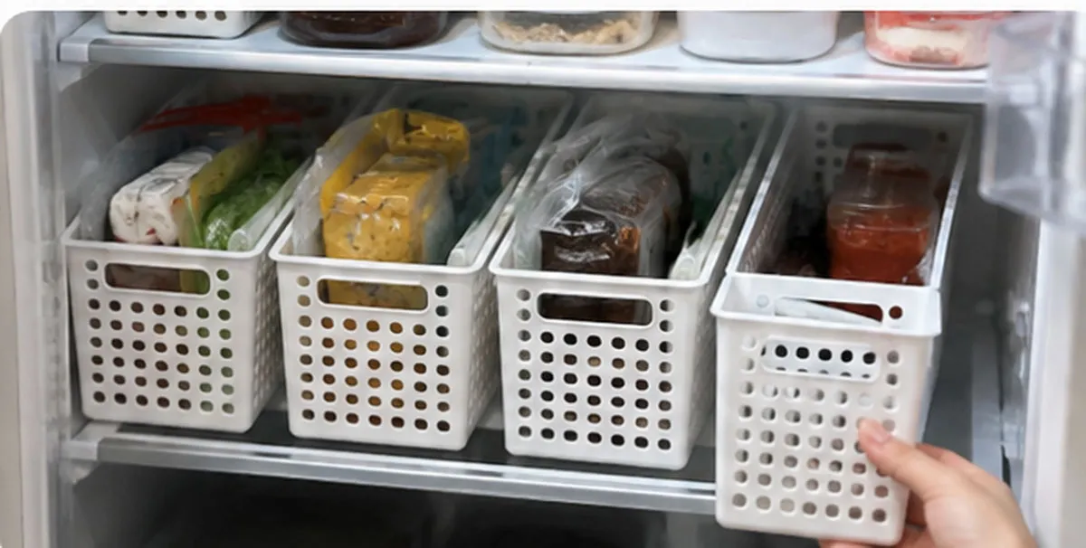 손잡이가 있는 바구니에 식재료를 모아두면 요리할 때 필요한 재료를 바구니째 꺼내 사용할 수 있어 냉장고 정리가 한층 편해진다.