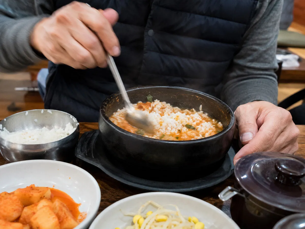 찌개에 밥을 말아 먹는 모습을 통해 기사에서 지적한 식습관을 직접적으로 보여주는 사진.