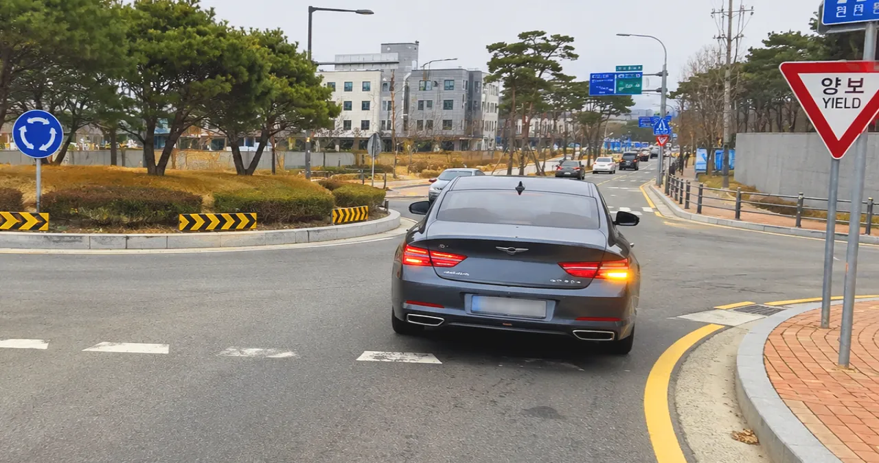 오른쪽 방향지시등을 키고 회전교차로서 진출하는 차량