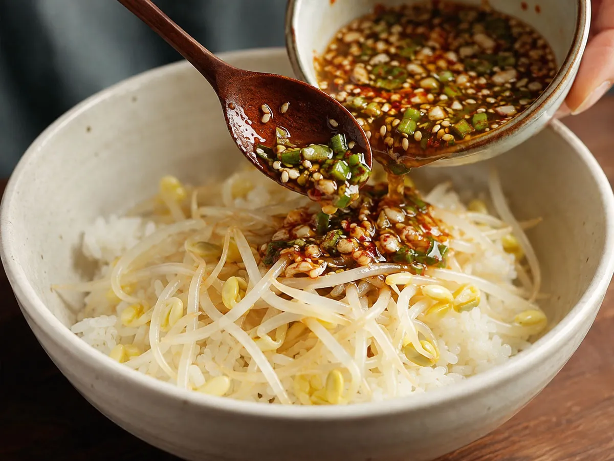 간장과 파, 마늘, 고춧가루, 참기름이 들어간 양념장을 더해야 콩나물밥의 진짜 맛이 살아난다.