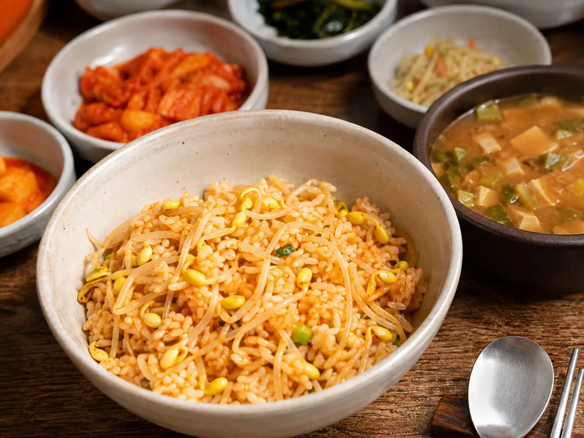 김치와 된장국 같은 반찬을 곁들였을 때 콩나물밥의 식문화적 매력이 더욱 잘 드러난다.