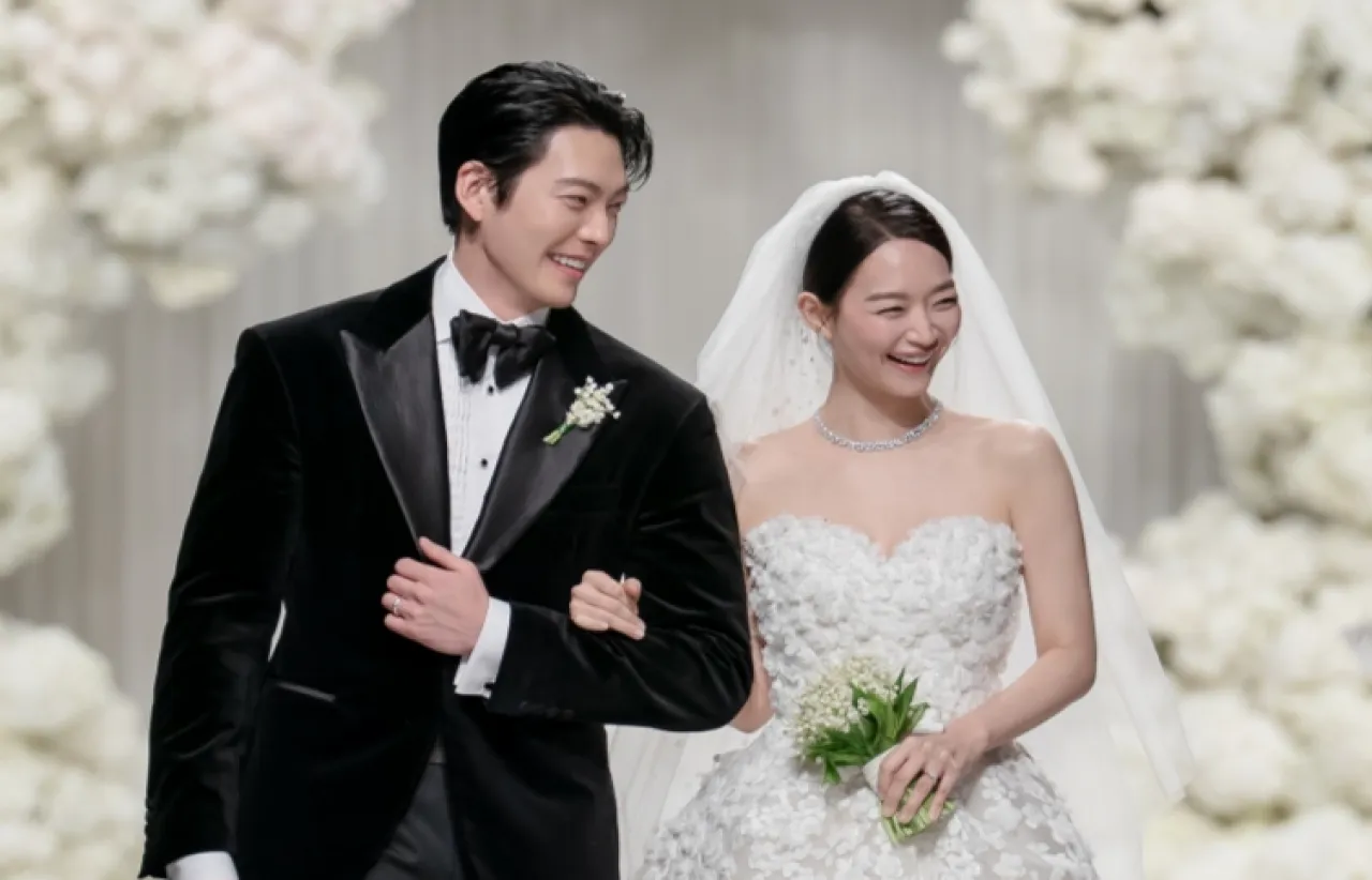 배우 신민아·김우빈 결혼식에이엠엔터테인먼트는 지난 20일 서울 중구 신라호텔 다이너스티홀에서 열린 신민아와 김우빈의 웨딩 본식 사진을 22일 공개했다. 2025.12.22 에이엠엔터테인먼트 제공