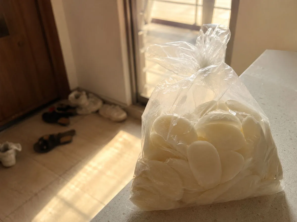 여름철 높은 실내 온도에서는 떡이 빠르게 변질될 수 있어 구입 후 오래 상온에 두지 않는 것이 중요하다.