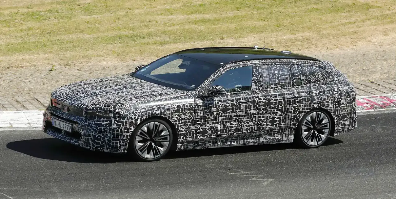 < BMW i5 투어링 페이스리프트 스파이샷, 출처 : autoexpress >