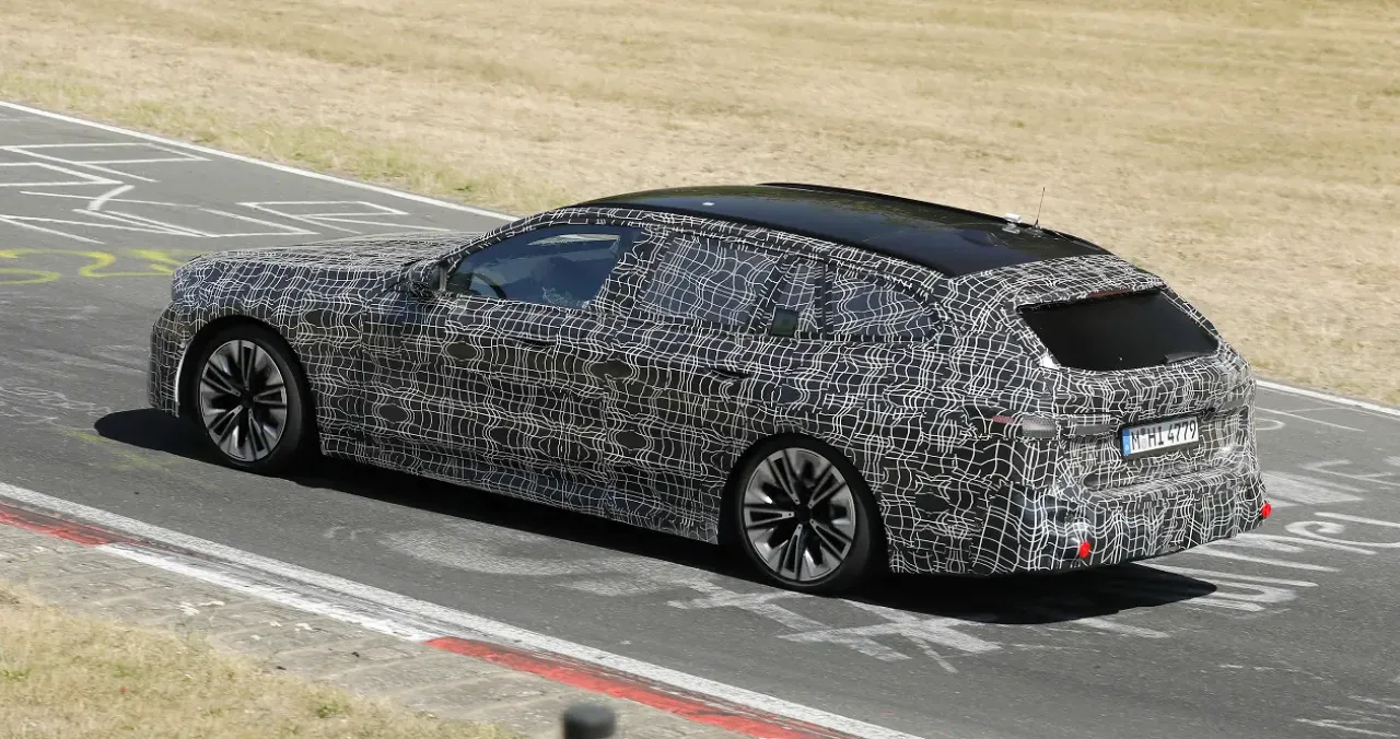 < BMW i5 투어링 페이스리프트 스파이샷, 출처 : autoexpress >