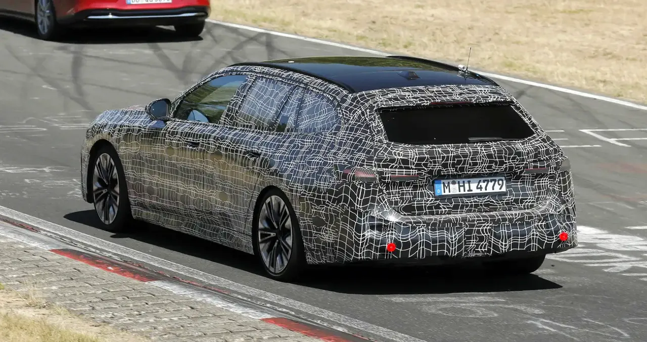 < BMW i5 투어링 페이스리프트 스파이샷, 출처 : autoexpress >