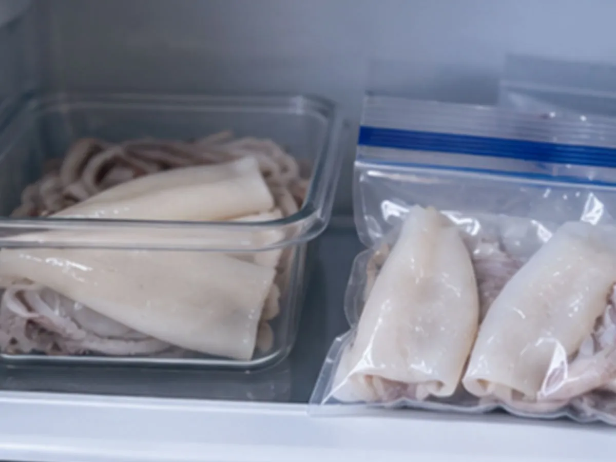 손질한 한치를 밀폐 용기와 지퍼백에 나눠 담아, 바로 먹을 분량은 냉장하고 오래 보관할 분량은 냉동하는 모습.