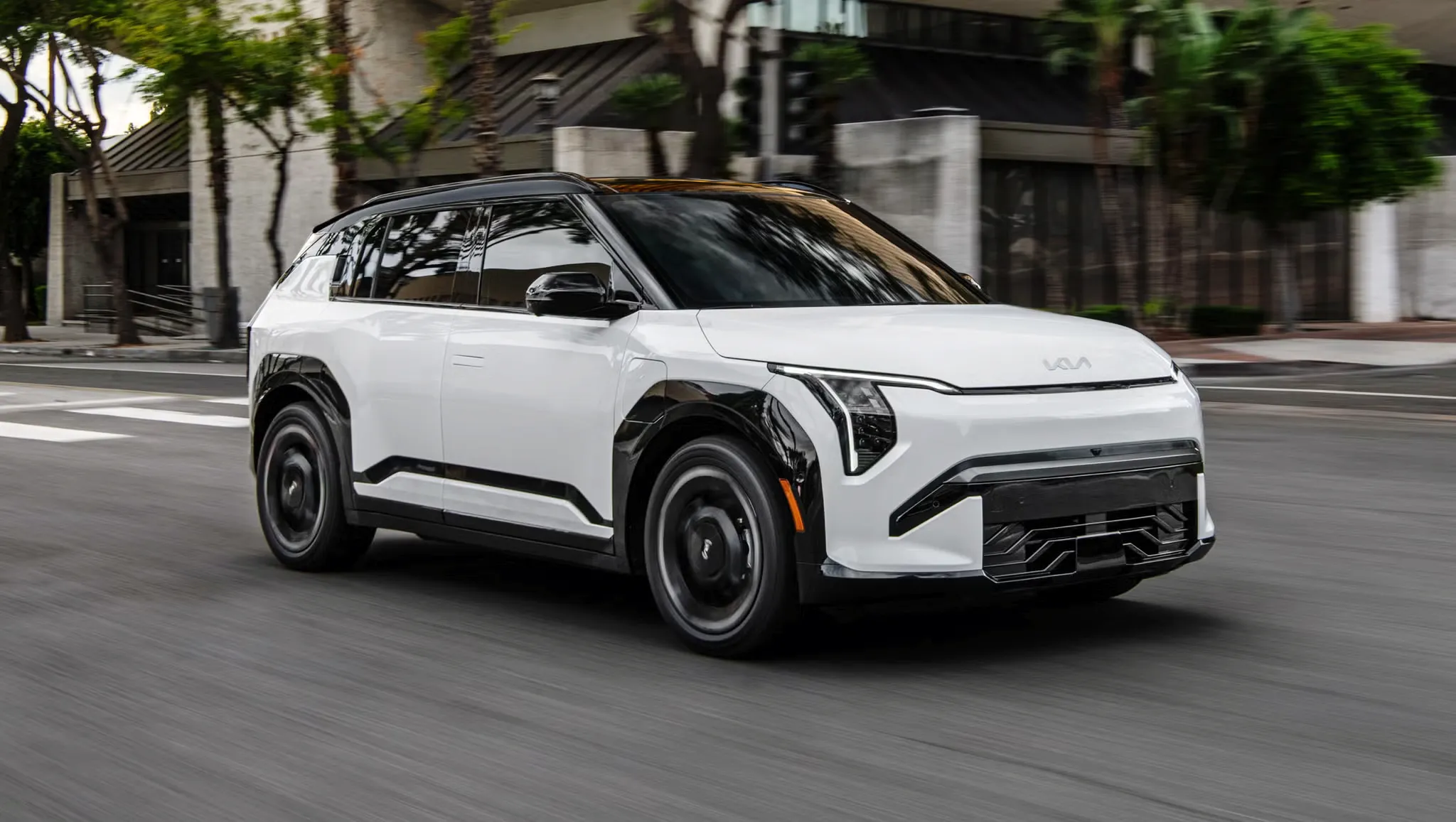 < 기아 EV3, 출처 : caranddrive >