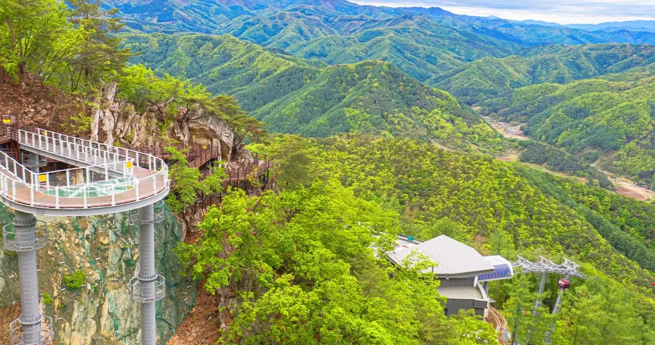 스카이워크와 산책로 / 사진=춘천 삼악산 호수케이블카