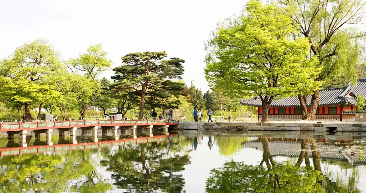 향원정으로 향하는 사람들 / 사진=한국관광콘텐츠랩