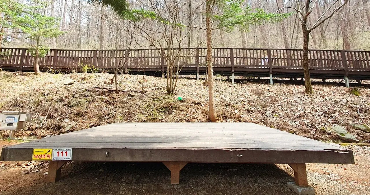유명산자연휴양림 야영데크 / 사진=국립유명산자연휴양림