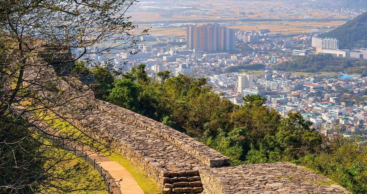분산성 성곽 조망 / 사진=한국관광공사 송희재