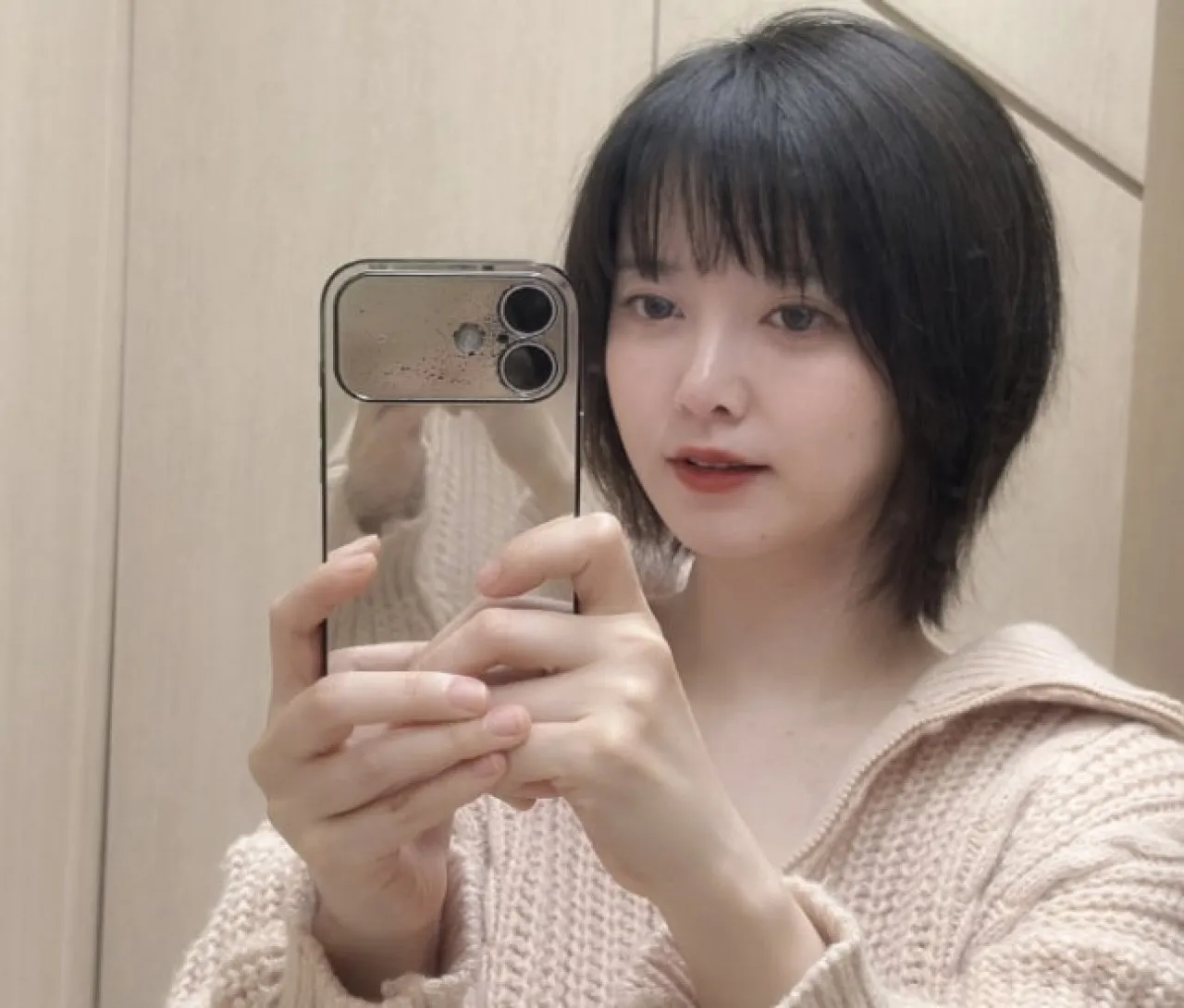 배우 구혜선이 직접 머리카락을 자르는 과감한 변신에 나섰다. 구혜선 인스타그램 캡처