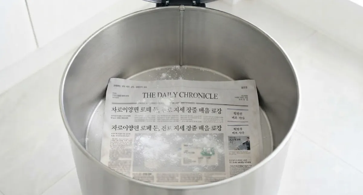 사진 : 쓰레기통,신문지,베이킹소다 / 생성형 이미지