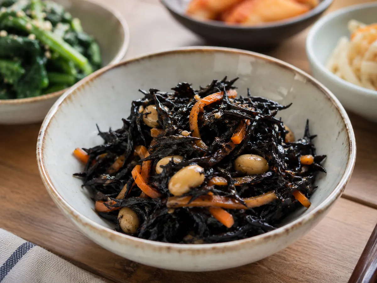 톳을 채소와 함께 무쳐낸 반찬을 가까이서 담았다. 톳 특유의 해조류 식감과 일상적으로 부담 없이 곁들일 수 있는 활용법을 보여준다.