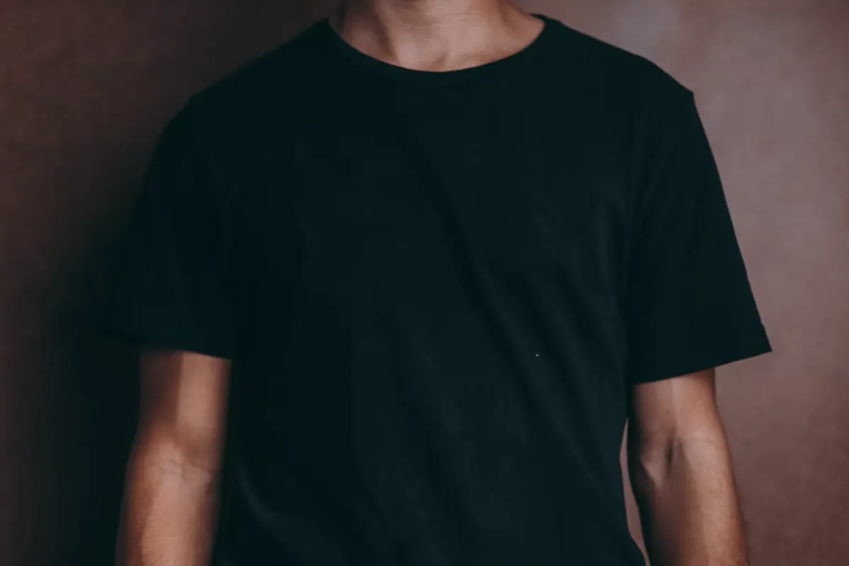 사진 : 어두운색 옷  / unsplash.com