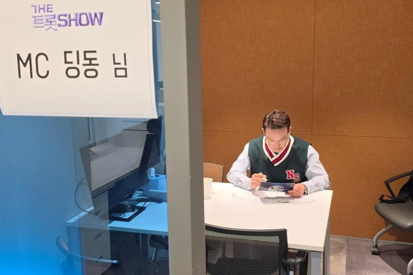 MC 딩동이 SBS라이프 예능 ‘더트롯쇼’ 녹화장에서 진자한 자세로 대본 숙지에 열중하고 있다. MC 딩동 인스타그램 캡처
