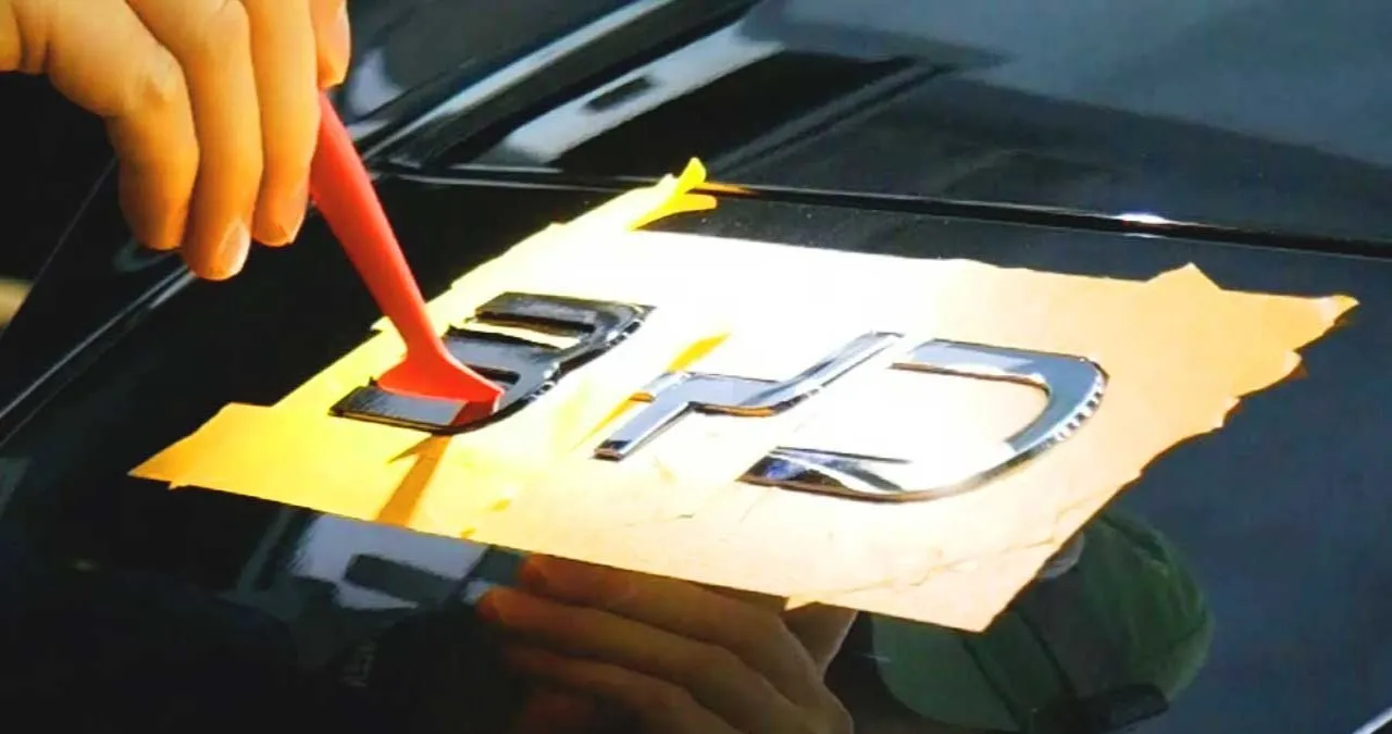 BYD 로고 작업 / 사진=쓰레드 캡처
