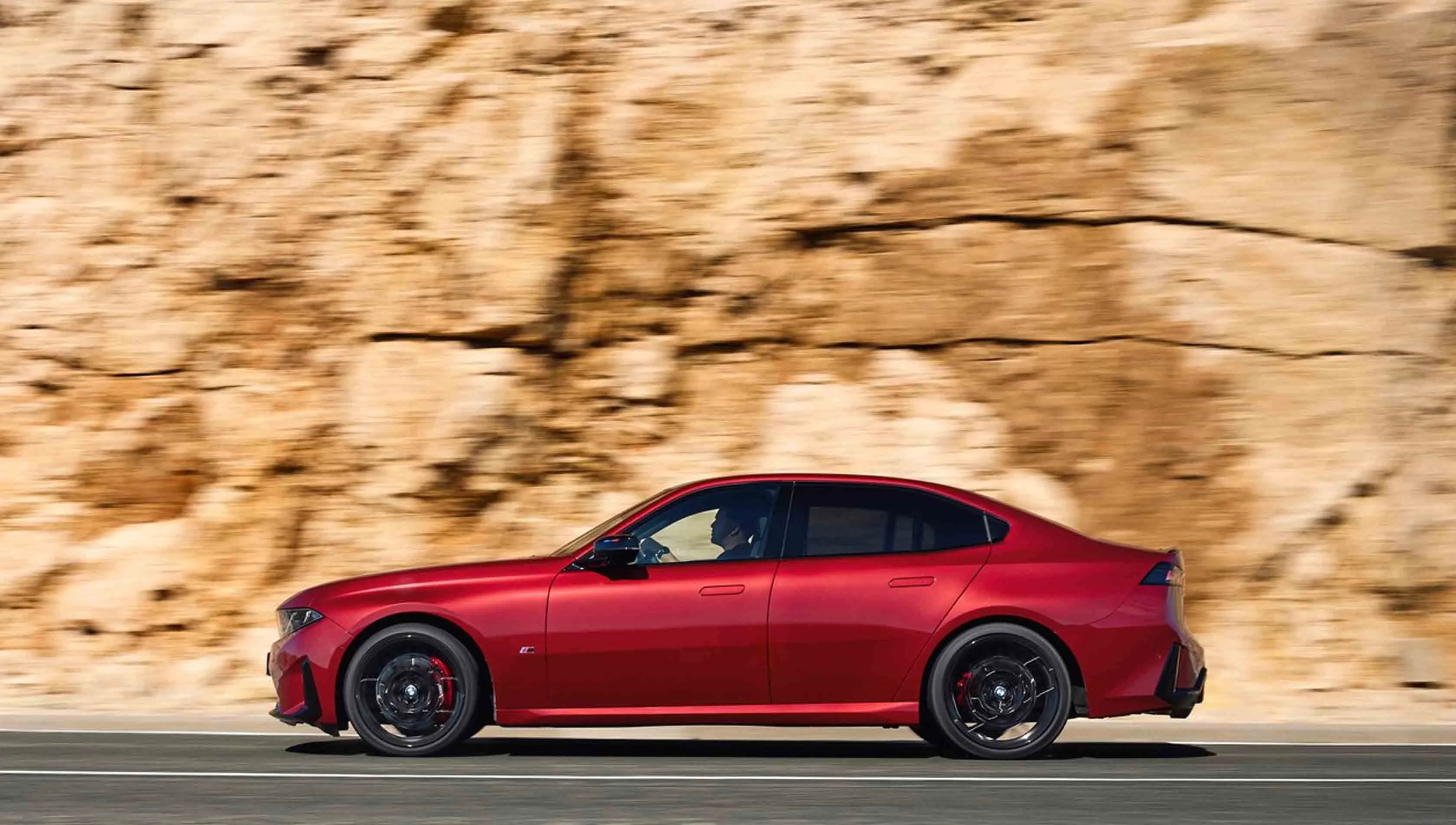 BMW M350 xDrive 주행 측면