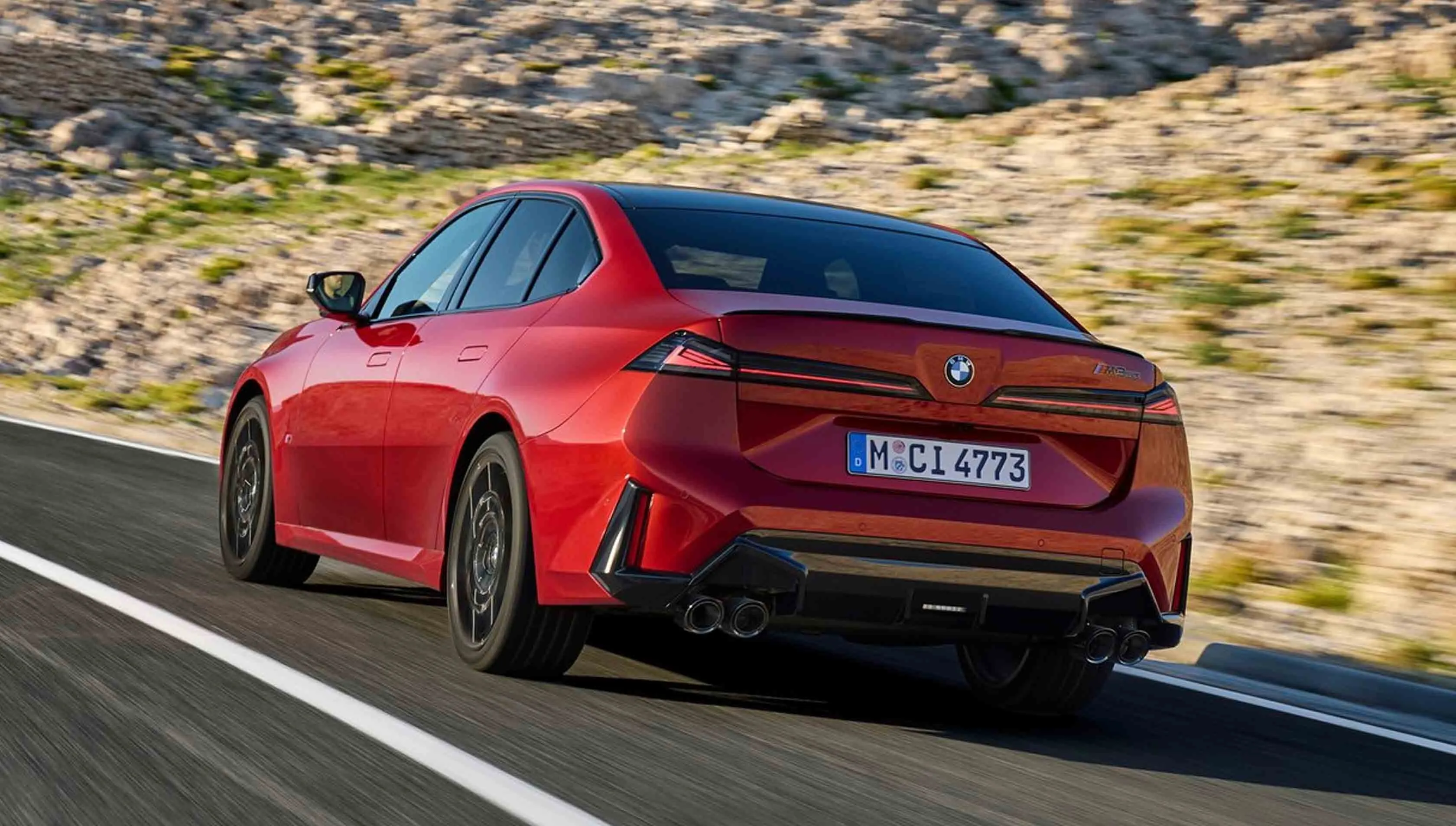 BMW M350 xDrive 주행 후측면