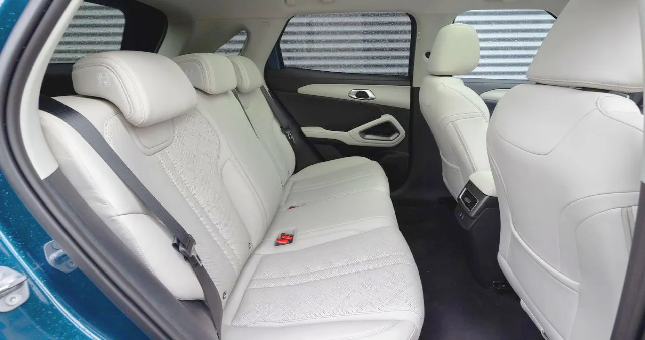 아토 2 dm-i 실내 2열 / 사진=BYD