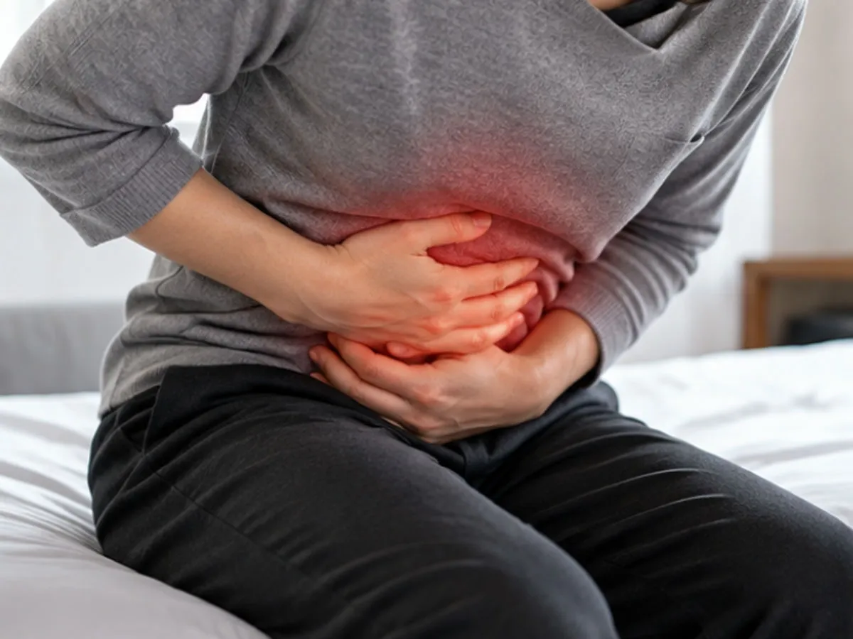 오징어회를 먹은 뒤 심한 윗배 통증을 느껴 배를 움켜쥐고 있는 사람의 모습을 얼굴이 드러나지 않게 담은 장면. 날해산물 섭취 후 수 시간 안에 격렬한 복통과 구토가 나타난다면 아니사키스증을 의심하고 의료기관을 찾아야 한다.