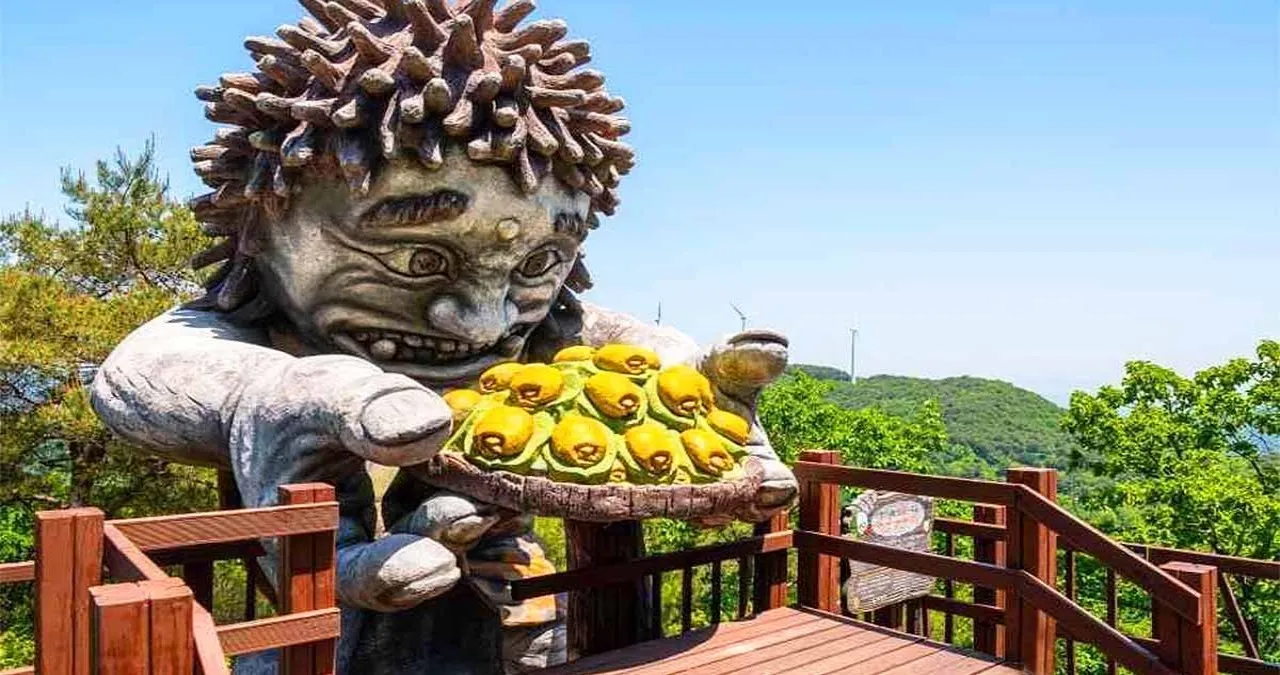 망개떡을 든 도깨비 / 사진=한국관광콘텐츠랩