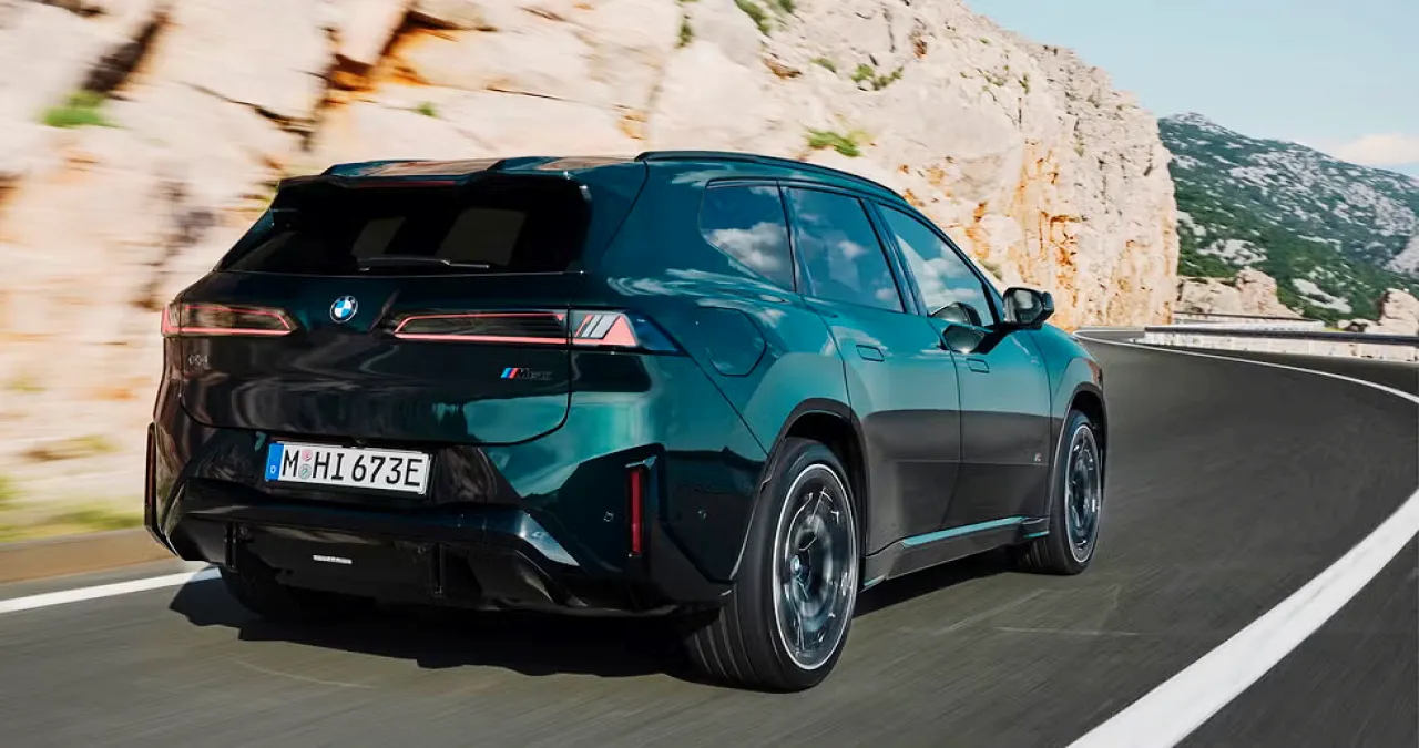 < BMW iX3 M60, 출처 : roadandtrack >