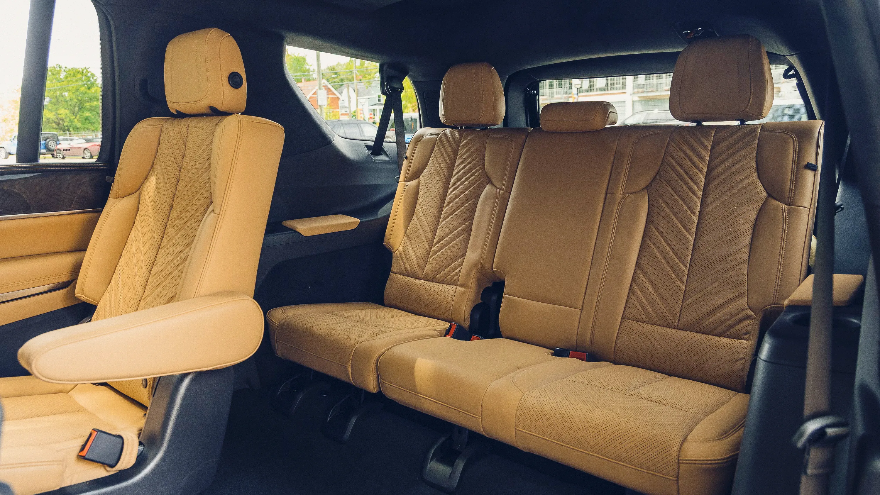 < 캐딜락 에스컬레이드 IQL 실내, 출처 : caranddriver >