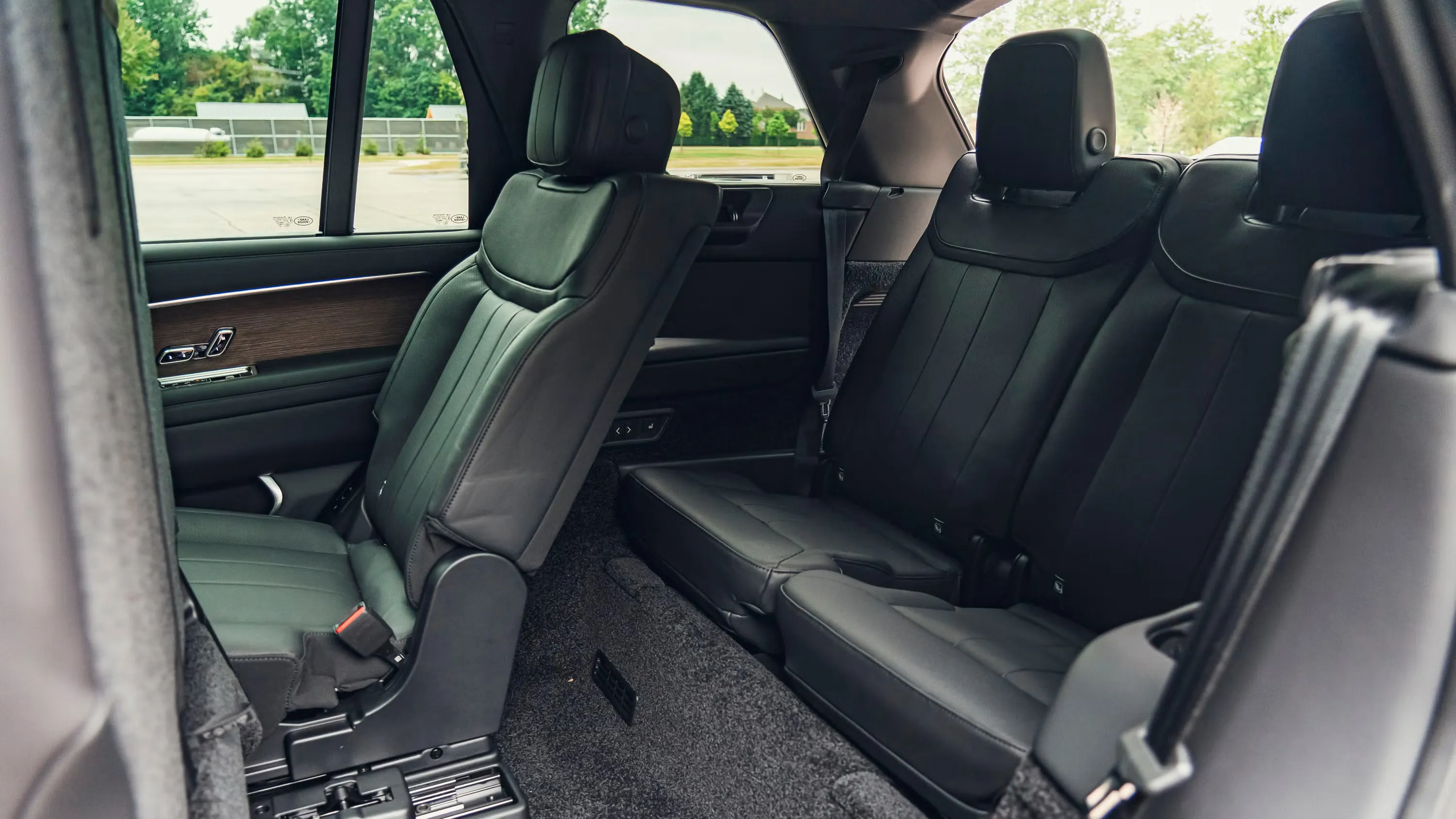 < 랜드로버 레인지로버 LWB 실내, 출처 : caranddriver >