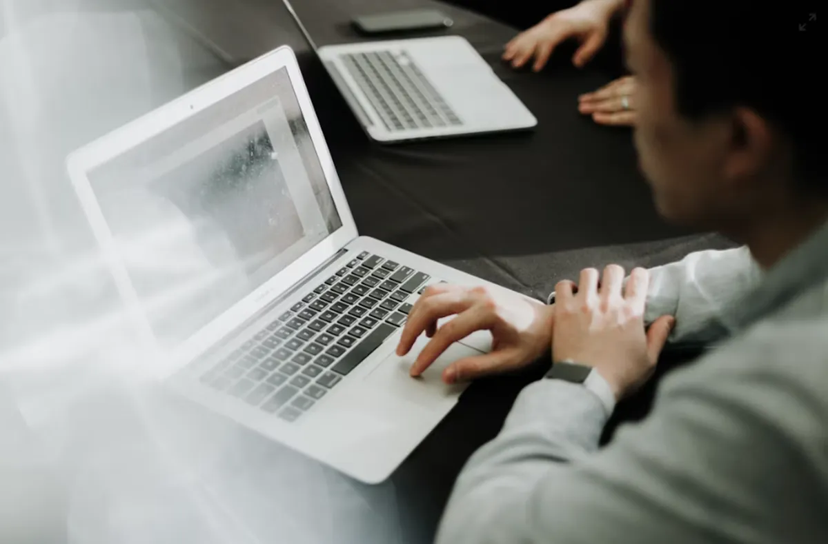 사진 : 장시간 컴퓨터 / unsplash.com
