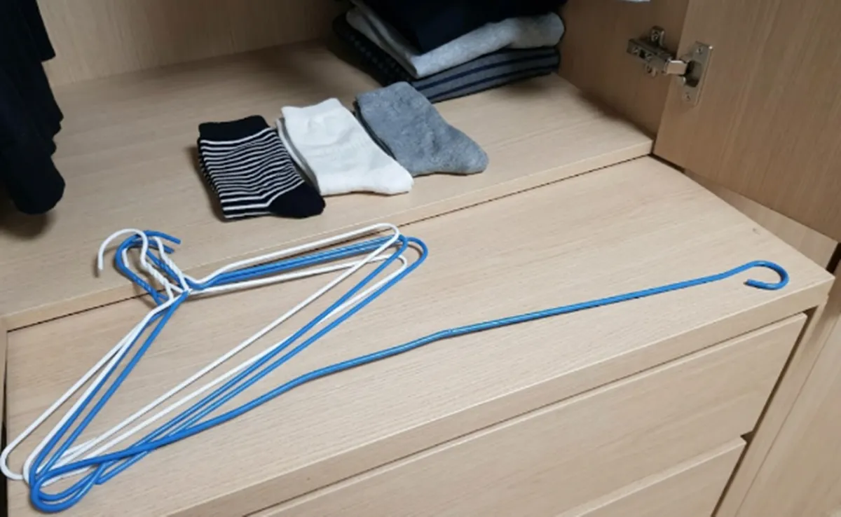 사진 : 옷걸이 양말 / 생성형 이미지