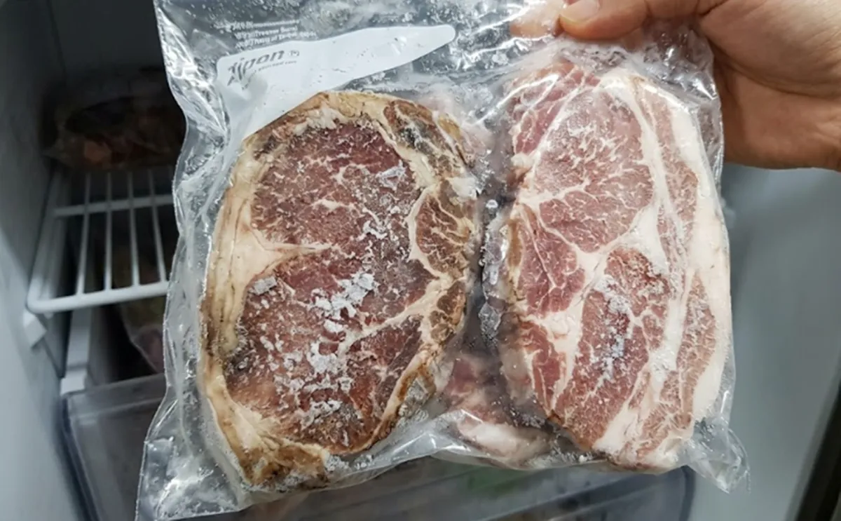 사진 : 고기 냉동상 / 생성형 이미지