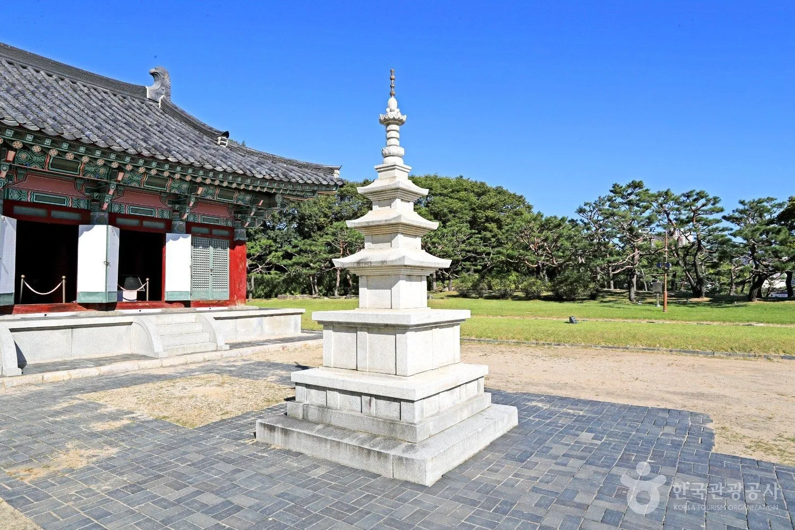 흥덕사지 금당 앞마당에 자리한 삼층석탑. 한국관광공사 대한민국 구석구석 홈페이지