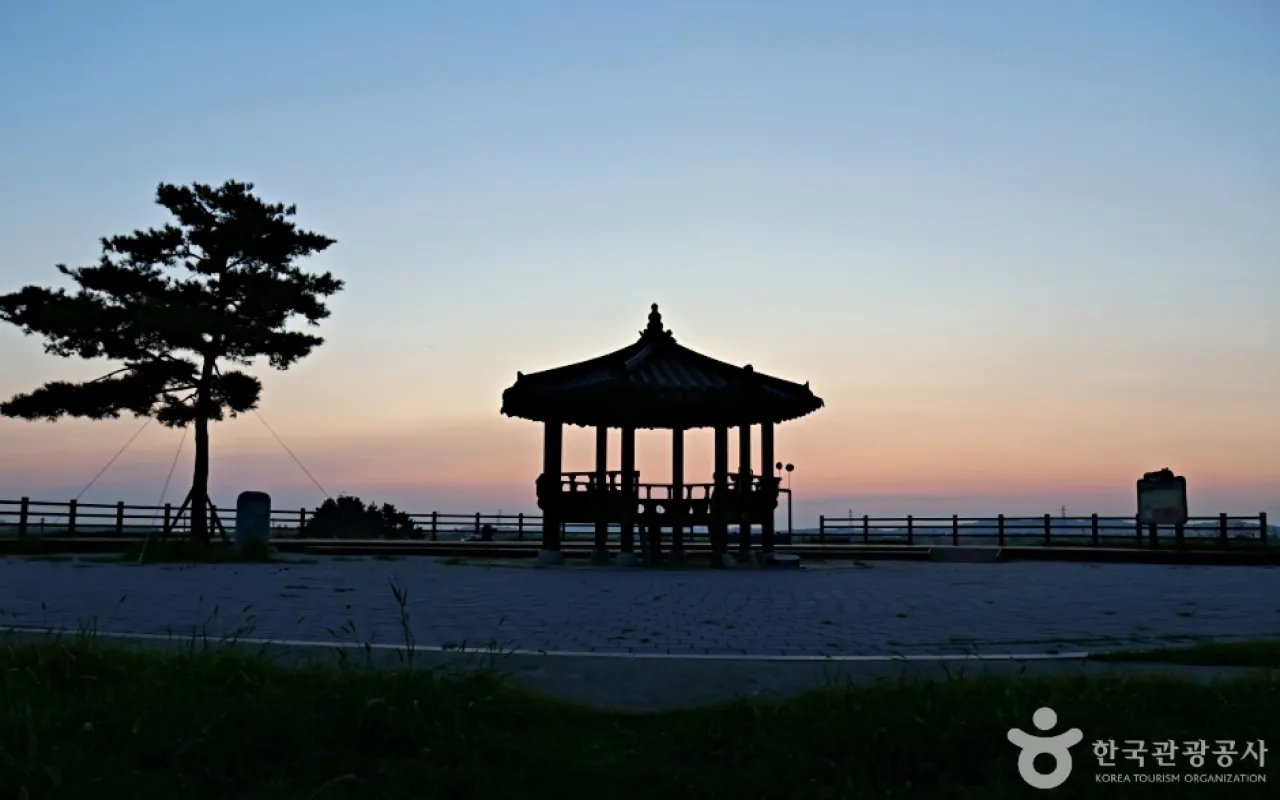 전북 김제에 자리한 만경낙조전망대 / 출처: 한국관광공사