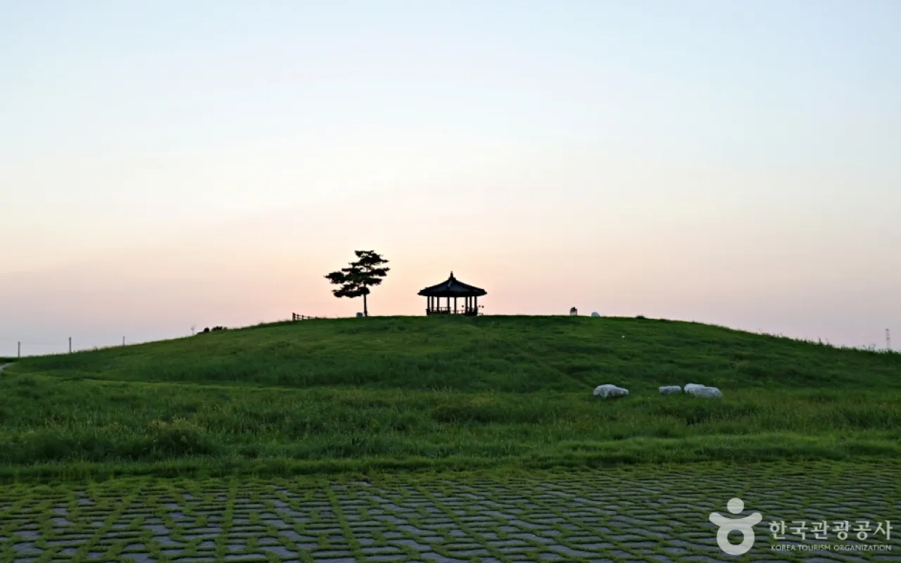 만경낙조전망대에 노을이 지고 있는 모습.<br>출처: 한국관광공사
