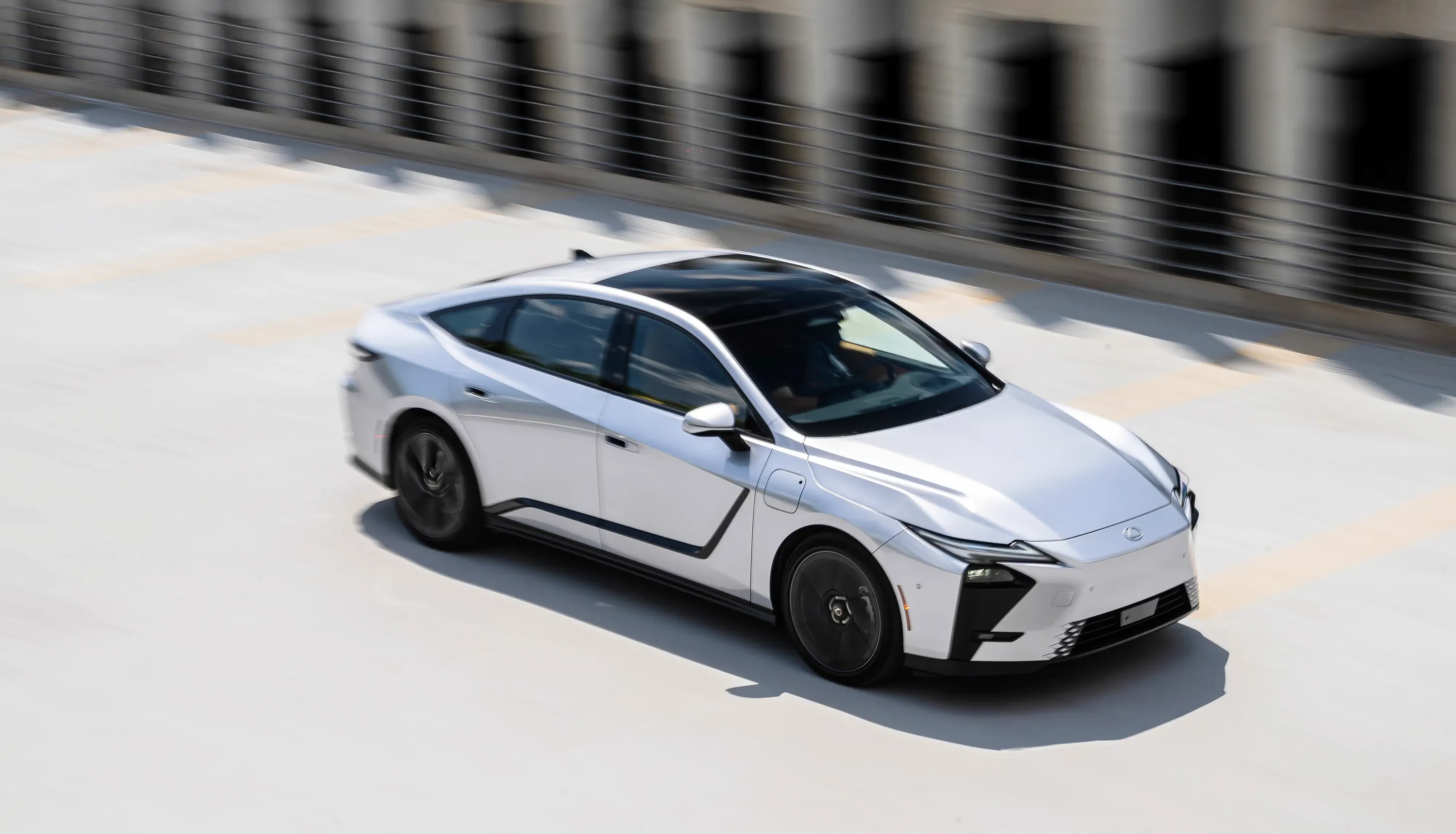 < 렉서스 ES 350e, 출처 : caranddriver >