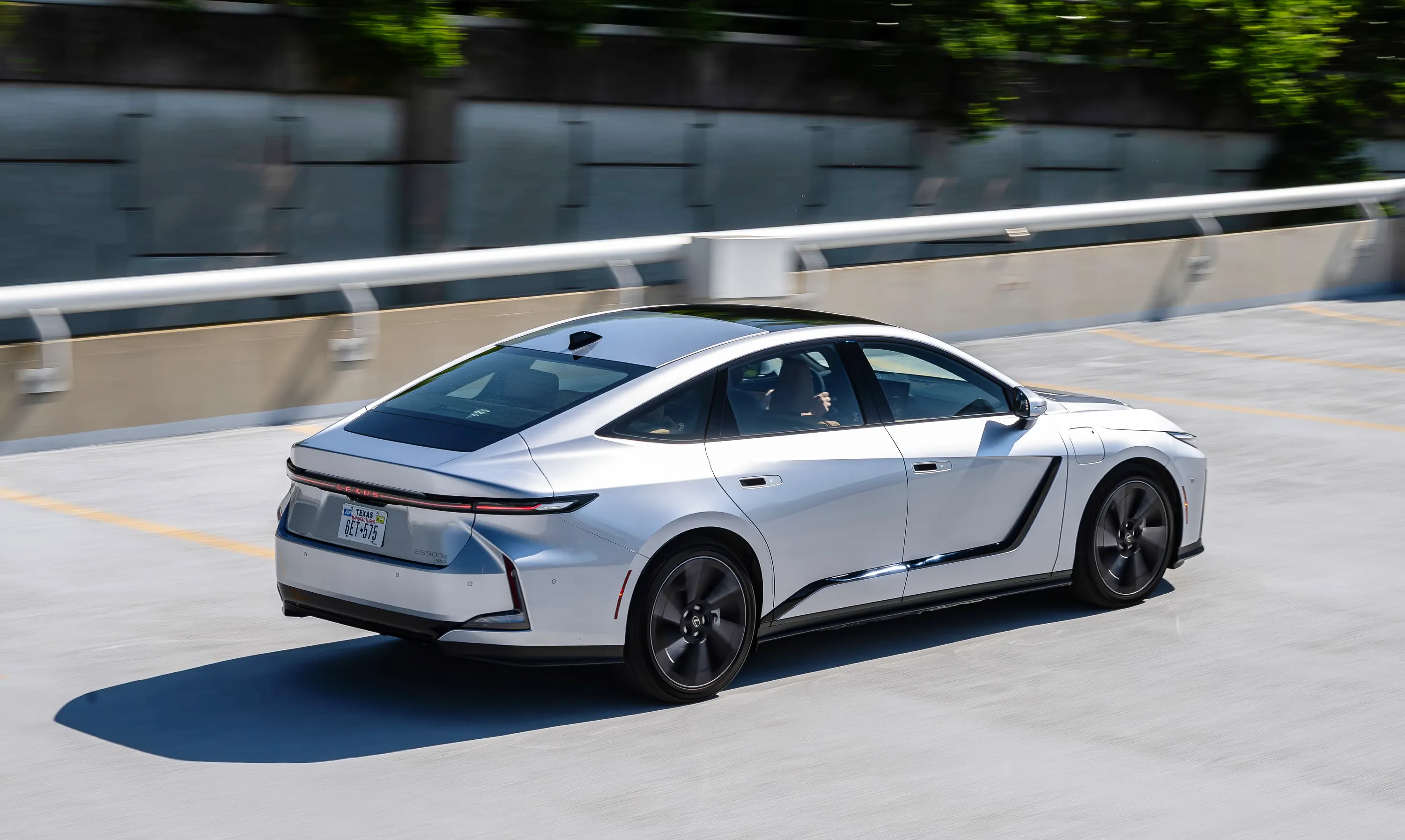 < 렉서스 ES 350e, 출처 : caranddriver >