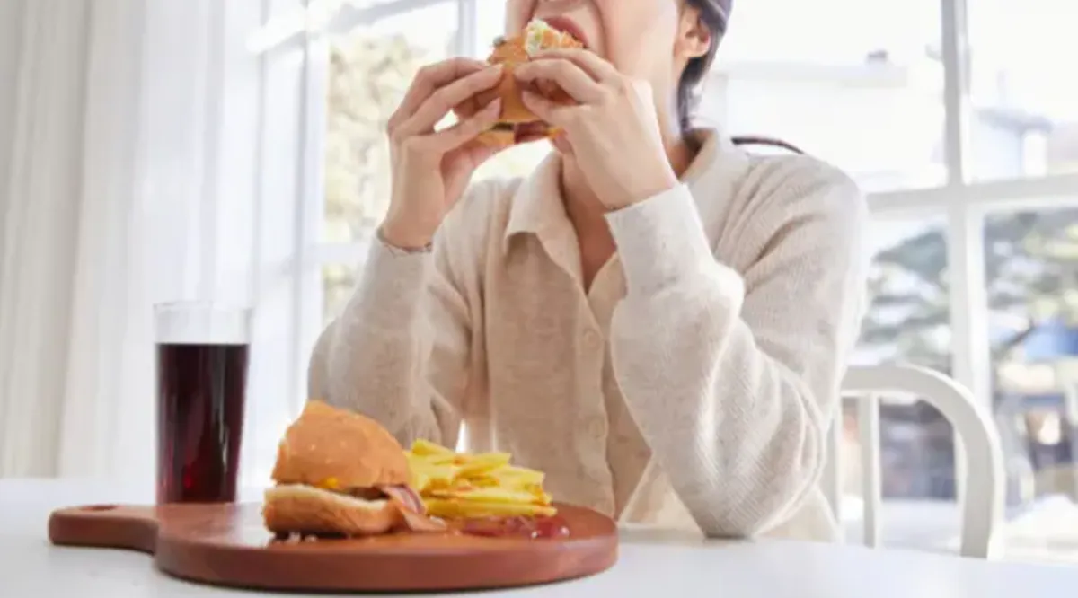 사진 : 급하게 먹는 습관 / 생성형 이미지
