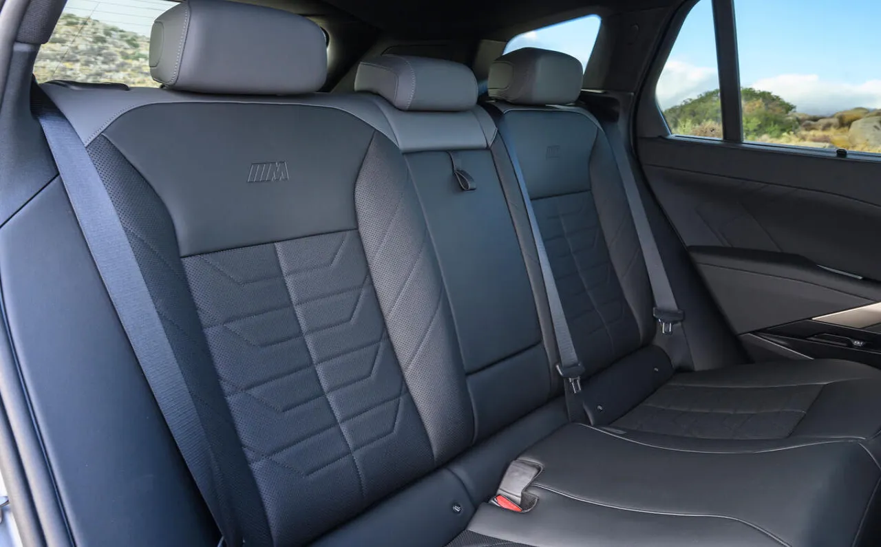 < BMW iX5 전기차 실내, 출처 : Autocar >