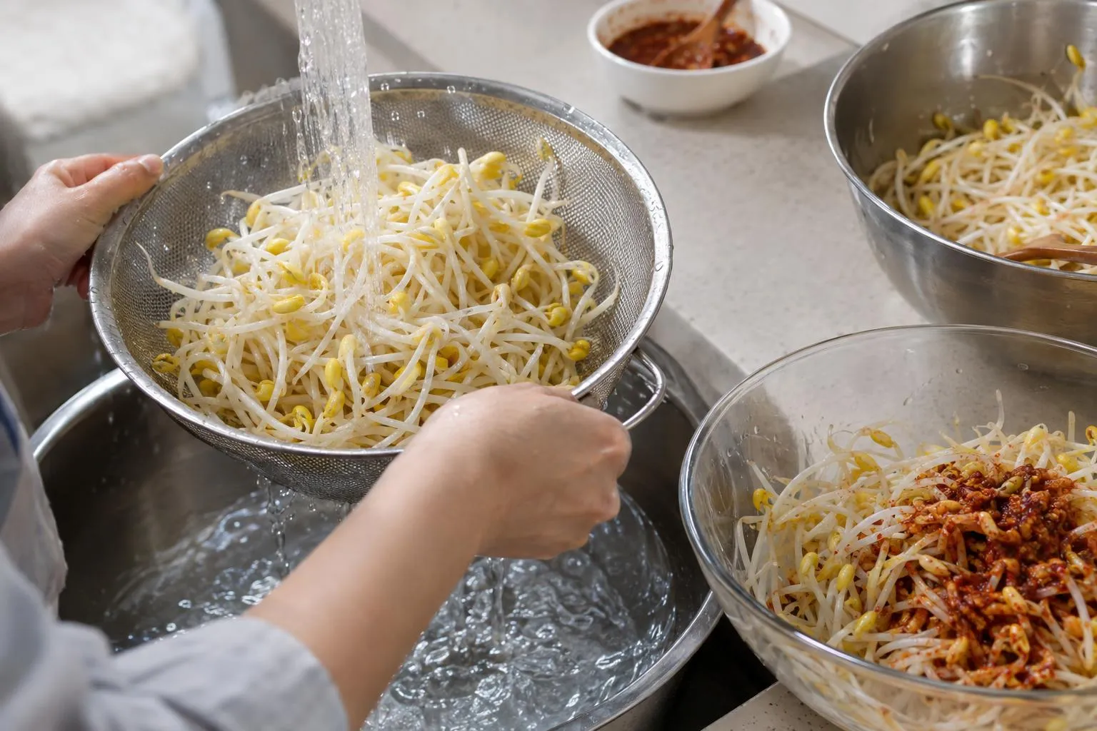 찬물에 헹궈 아삭함 살린 콩나물무침 조리 과정.
