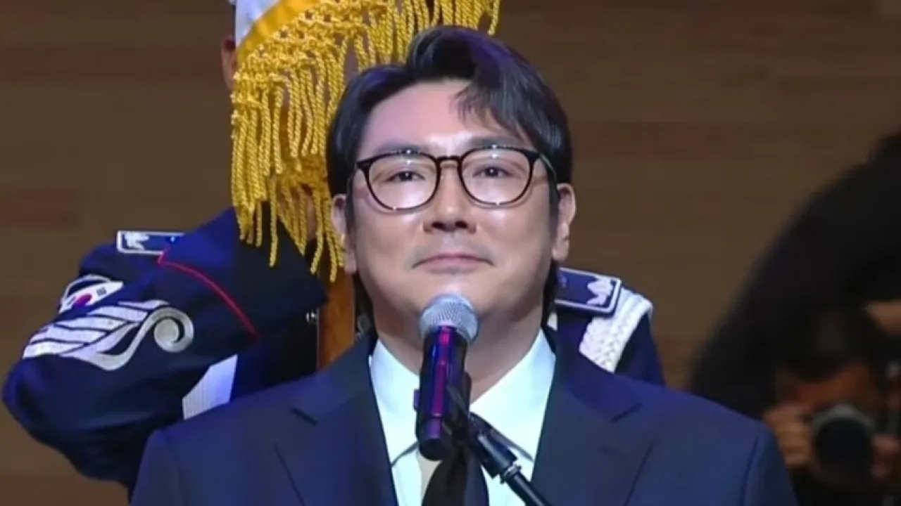배우 조진웅이 2025년 8월 15일 오전 서울 종로구 세종문화회관에서 열린 제80주년 광복절 경축식에서 국기에 대한 맹세문을 낭독하고 있다. MBC 방송화면 캡처