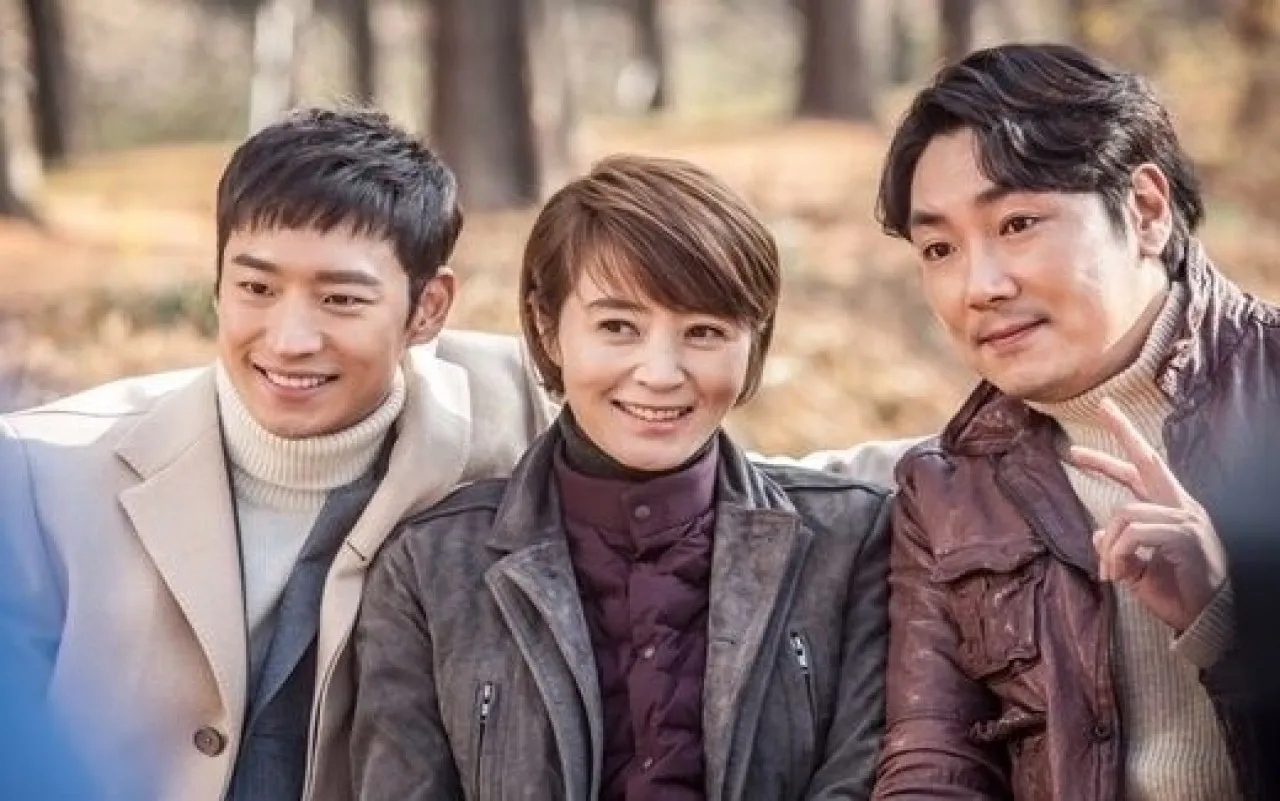 tvN 드라마 ‘시그널’의 이제훈·김혜수·조진웅.