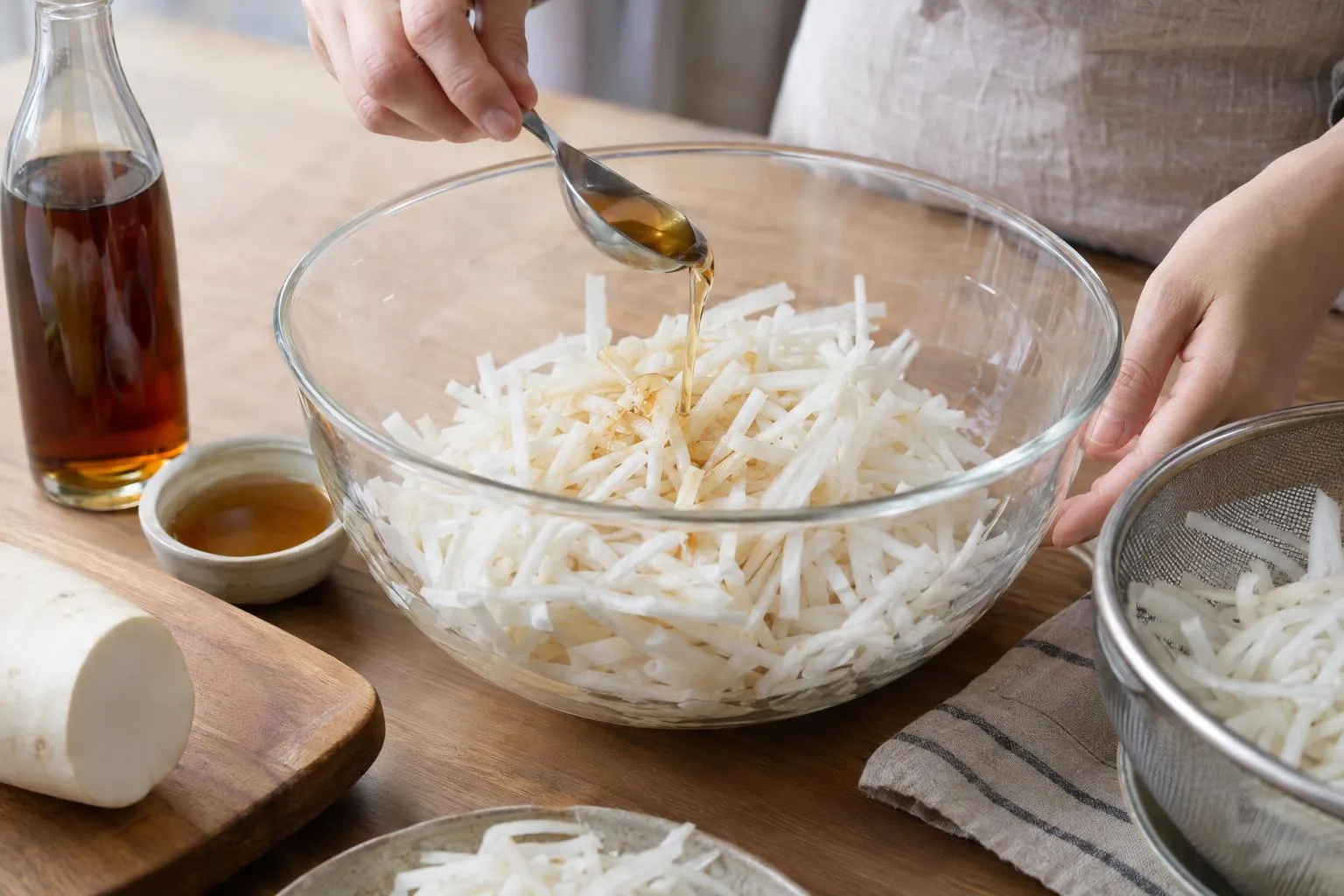 멸치액젓으로 무생채를 버무려 감칠맛을 살린 모습.