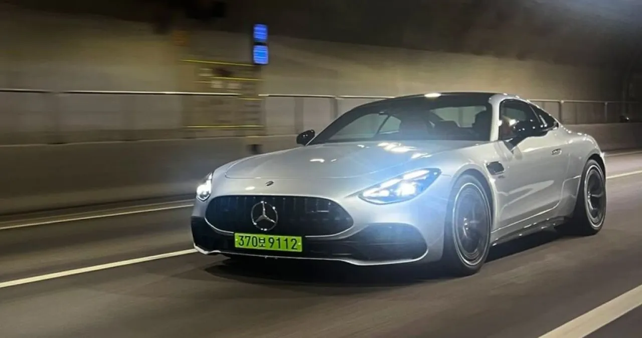 메르세데스-AMG GT 43 주행 정면 / 메르세데스AMG
