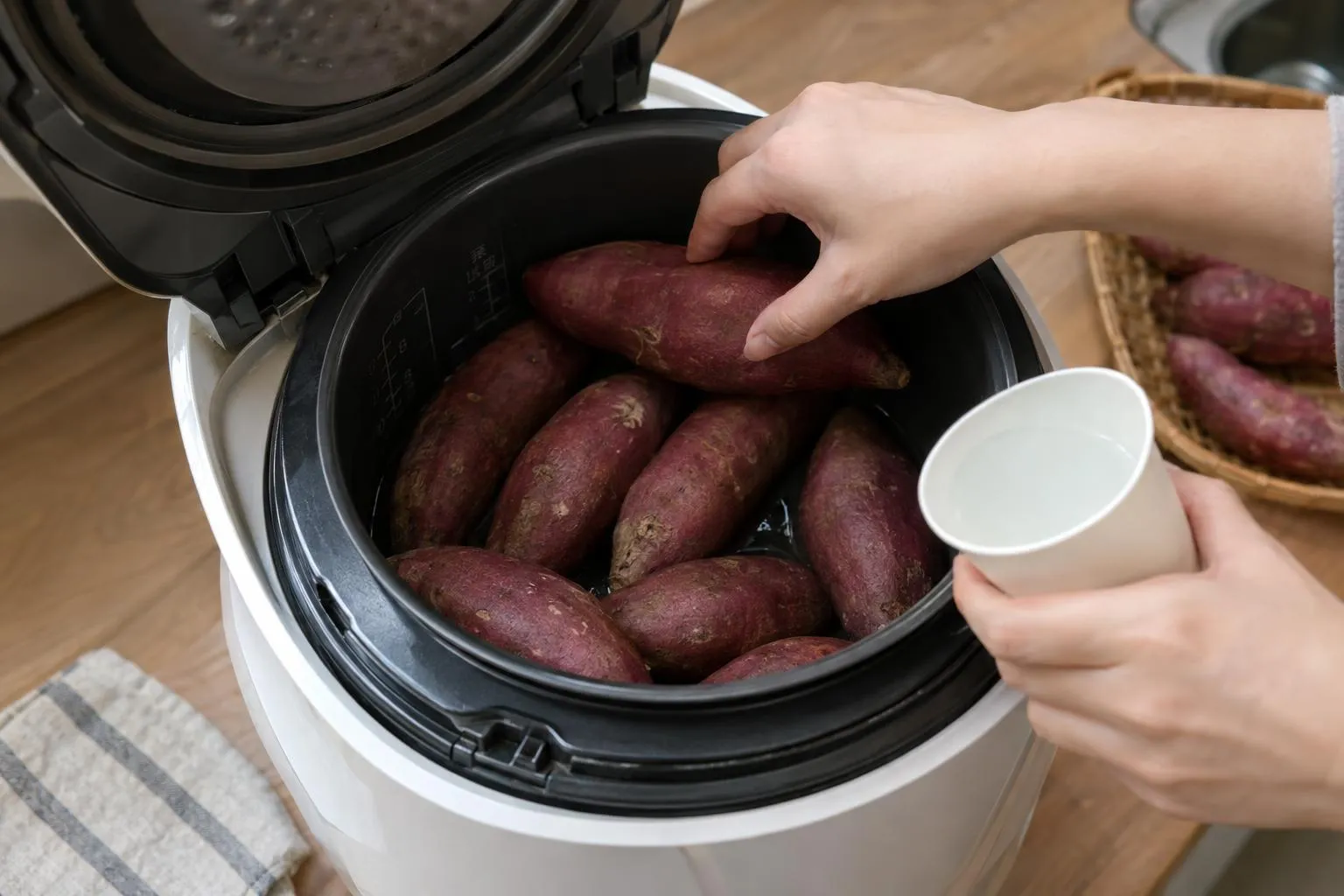 전기밥솥 내솥에 고구마를 여유 있게 배치한 모습.