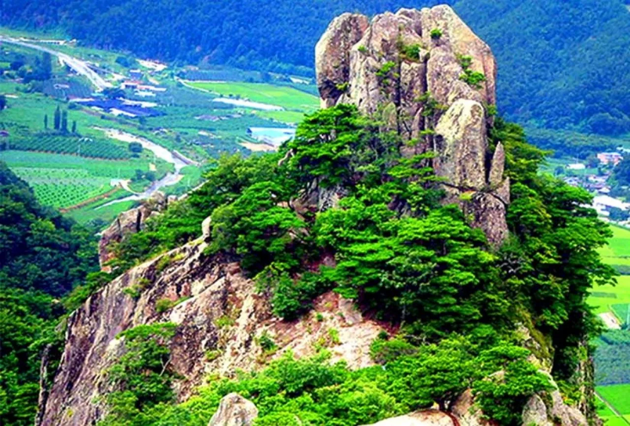 아미산 정상 바위 풍경 / 사진=군위군
