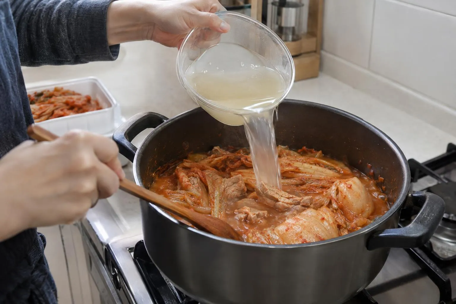 냉면 육수로 만든 김치찜을 1시간 동안 끓이는 모습.