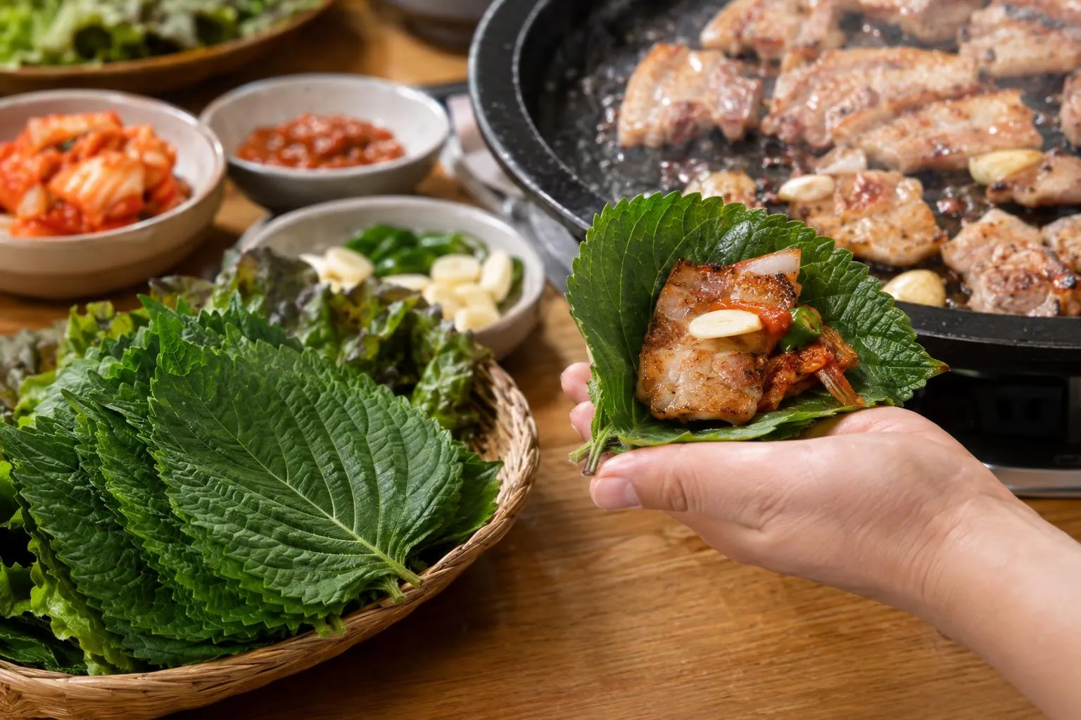 삼겹살과 함께 먹는 깻잎, 베타카로틴 풍부한 쌈 채소.